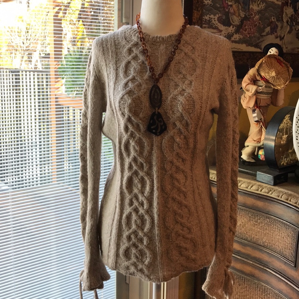 SOLD 💗 Chic Royal Robbins Sweater! 😊